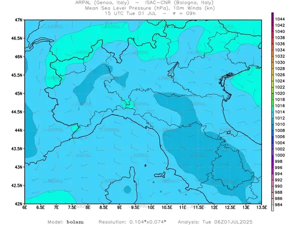 thumb_bolam_zoom_2025070106_09_mslp%shd+cnt_wind10%barb.webp