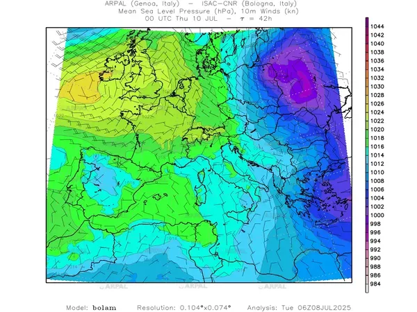 thumb_bolam_all_2025070806_42_mslp%shd+cnt_wind10%barb2.webp