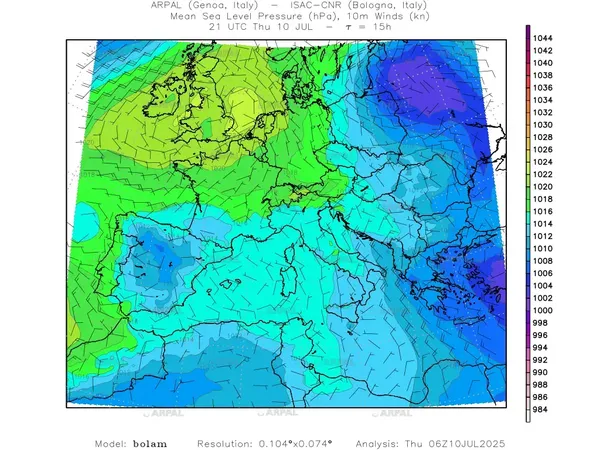 thumb_bolam_all_2025071006_15_mslp%shd+cnt_wind10%barb2.webp