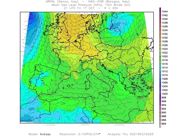 thumb_bolam_all_2025101600_45_mslp%shd+cnt_wind10%barb2.webp