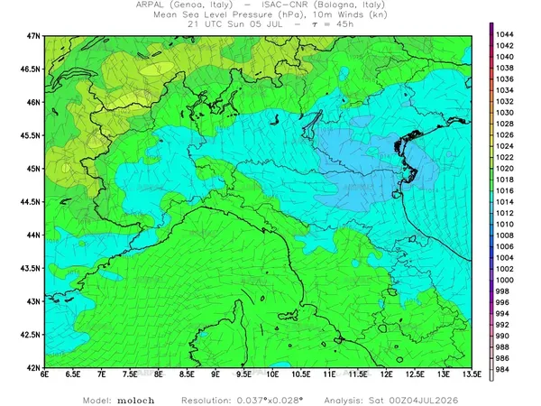 thumb_moloch_zoom_2026070400_45_mslp%shd+cnt_wind10%barb.webp